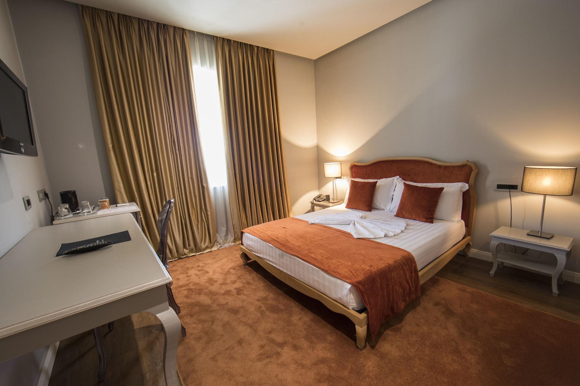 Classic Hotel Тирана Екстер'єр фото