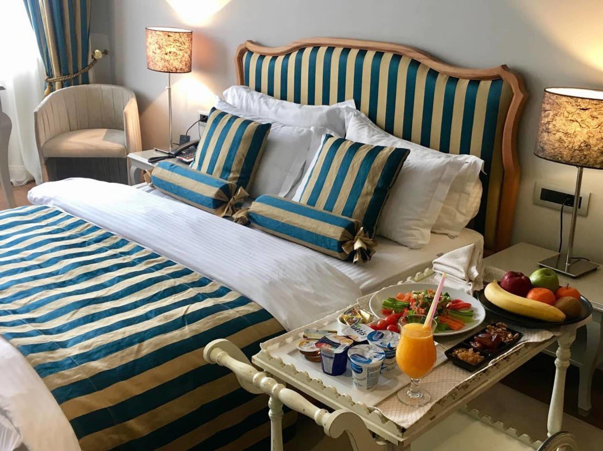 Classic Hotel Тирана Екстер'єр фото