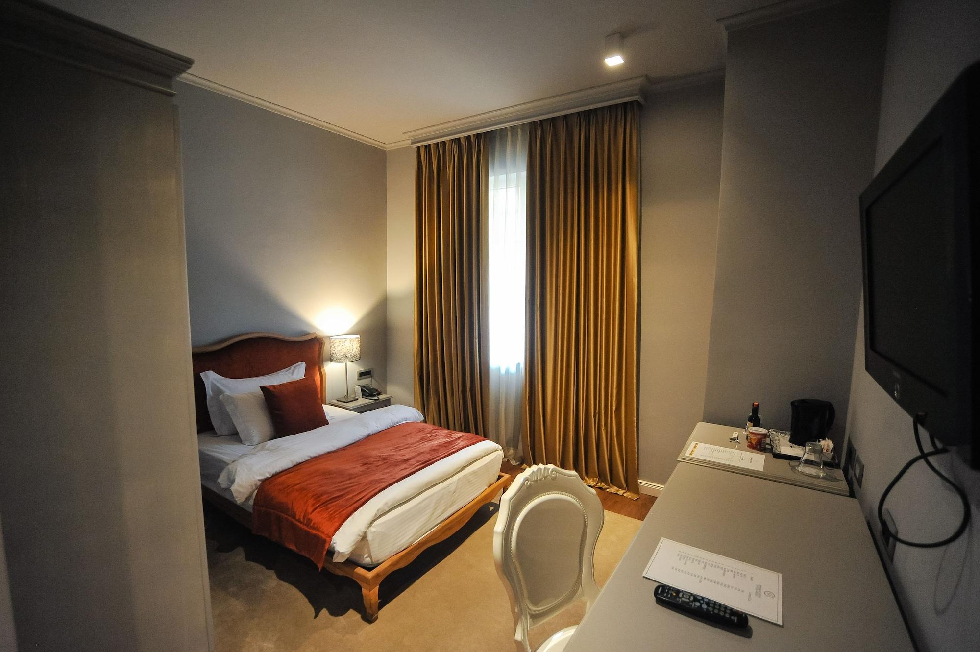Classic Hotel Тирана Екстер'єр фото
