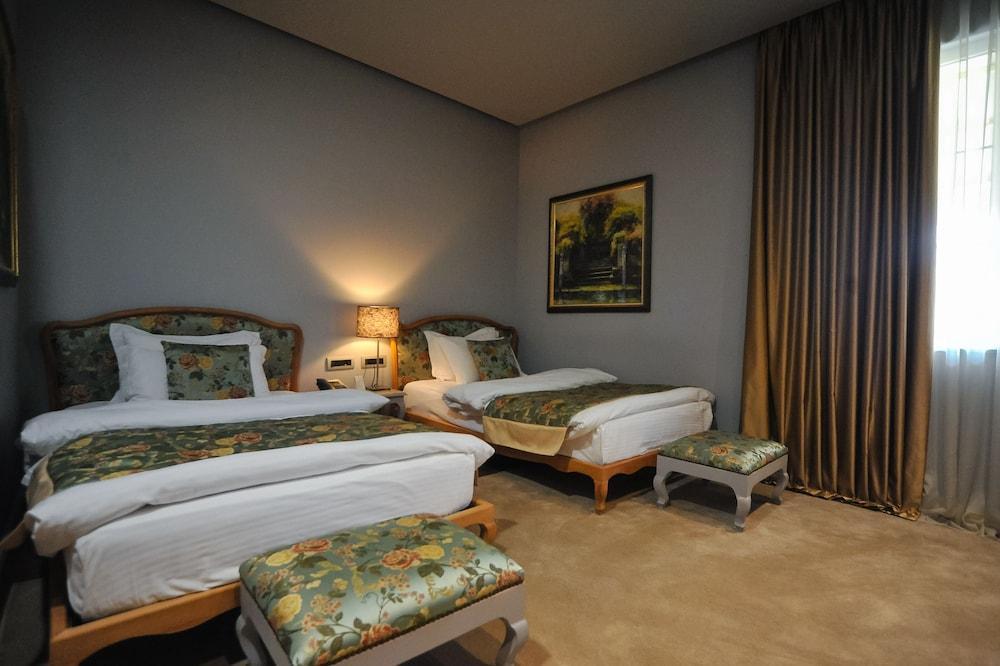 Classic Hotel Тирана Екстер'єр фото